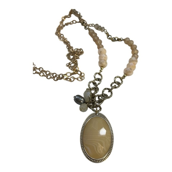 Gold and Cream Vintage-Style Necklace with Charm Costume Jewelry - Picture 2 of 4